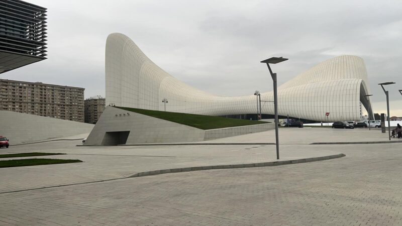 تصميم مركز حيدر علييف في باكو الذي صممته زهاء حديد (أوج 24)