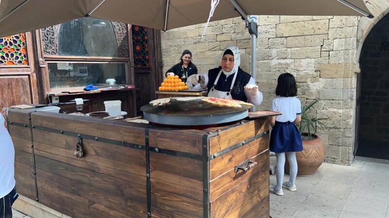 تكاليف الأكل في المطاعم الشعبية تتراوح من 3–15 دولار (أوج 24)