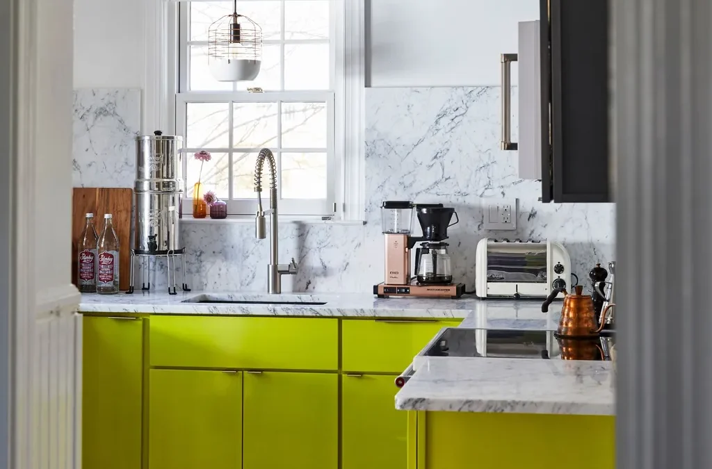 لون أخضر ليموني مشبع يضخ طاقة وحيوية في المساحة ( Nicole Lanteri Design/Brie Williams )