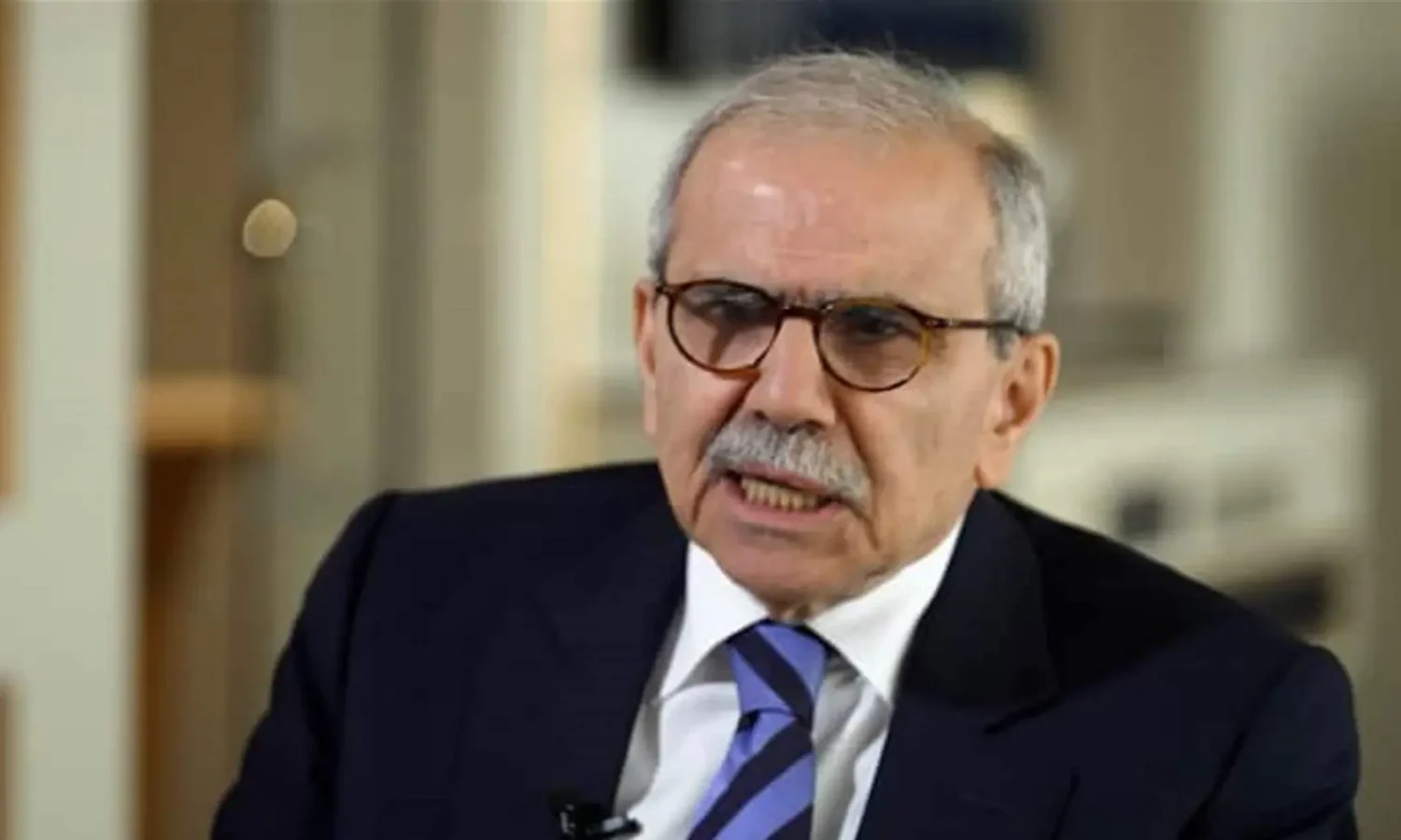 ما دلالات إعلان رئيس وزراء لبنان حظر أنشطة حزب الله؟