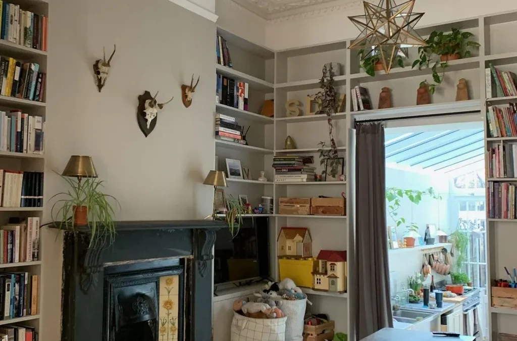 تم وضع تلفاز ضمن الرفوف المدمجة ( Leanne Kilroy / Good Bones)