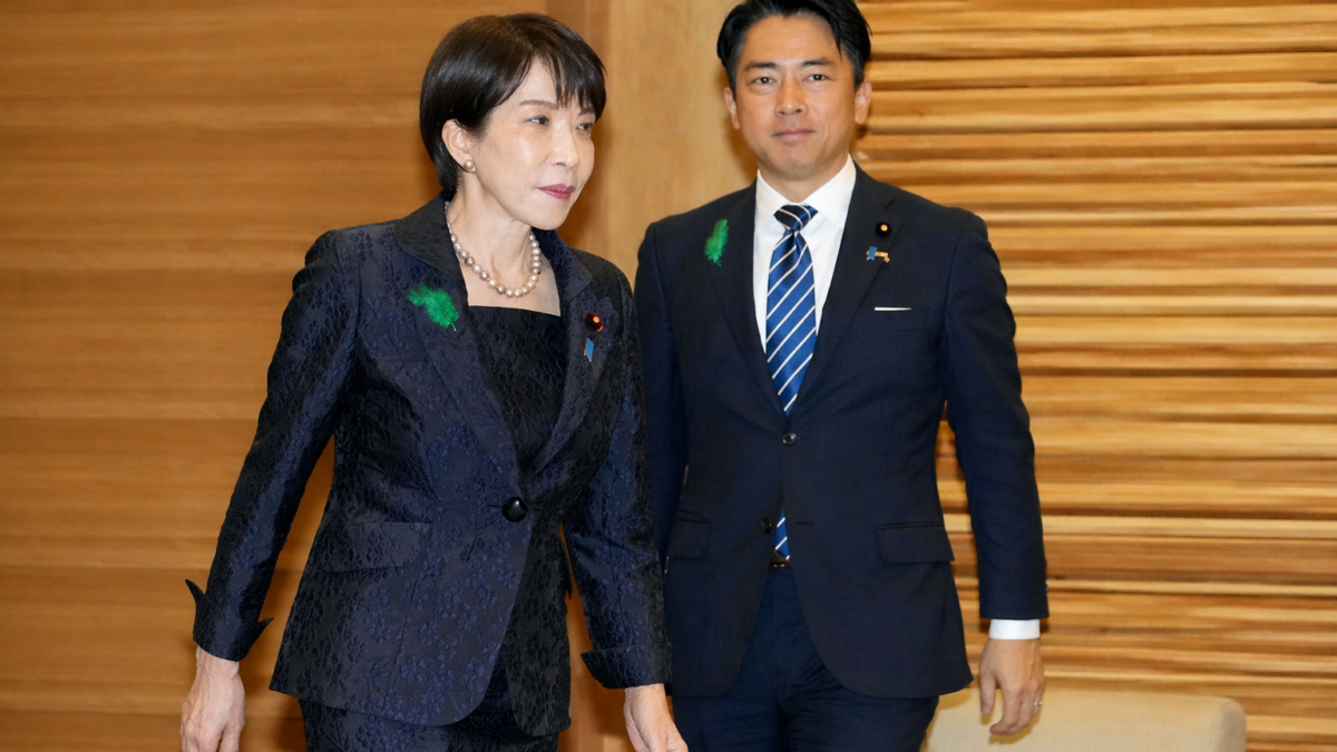رئيسة الوزراء اليابانية، ساناي تاكايتشي ووزير دفاعها (كيودو نيوز)