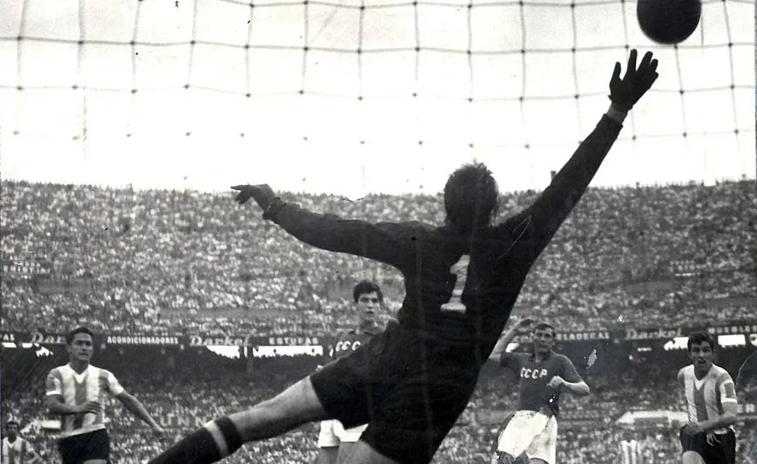 أُطلق اسمه على جائزة أفضل حارس في العالم (جائزة ياشين)