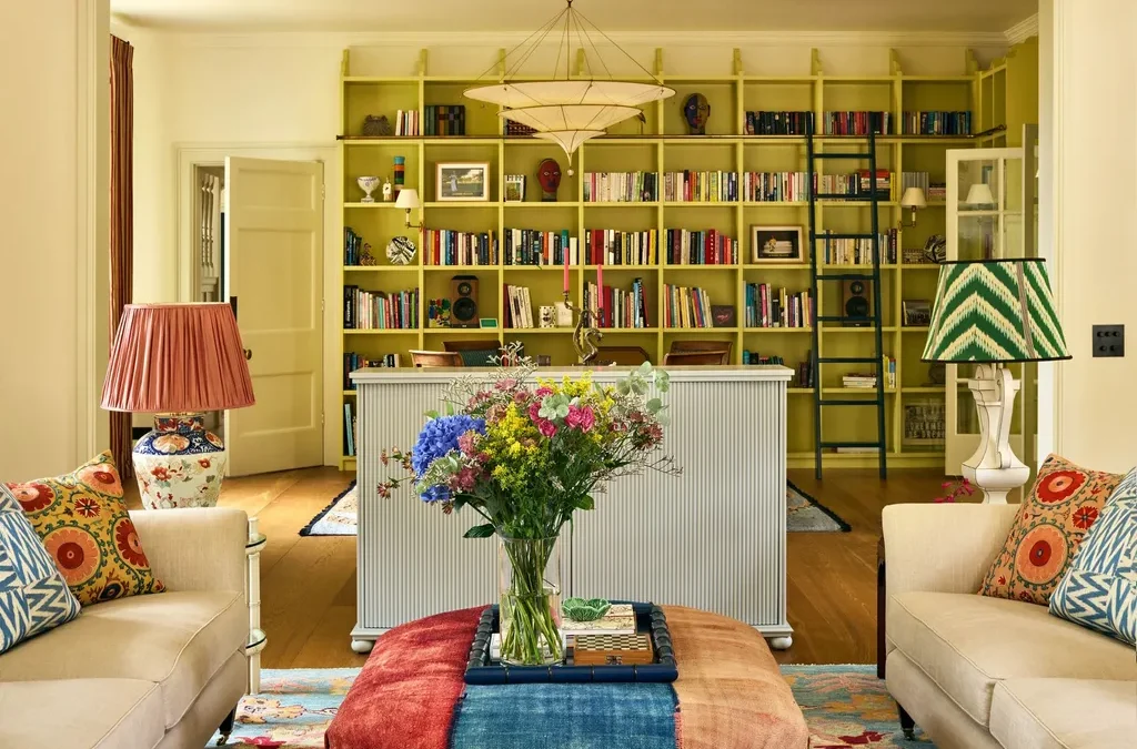 تتوسط هذه الغرفة خزانة تلفاز مُصمَّمة خصيصًا تقف بشكل بارز وأنيق ( Studio Hollond)