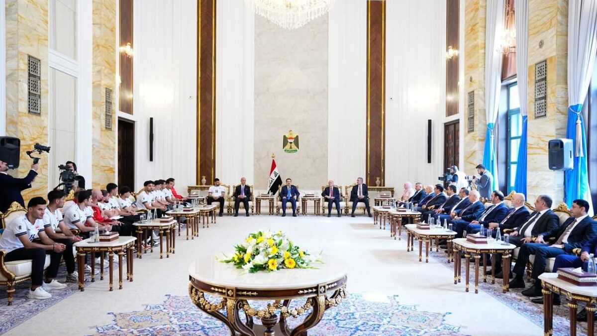 السوداني أثناء استقباله نجوم المنتخب العراقي (وكالة الأنباء العراقية)