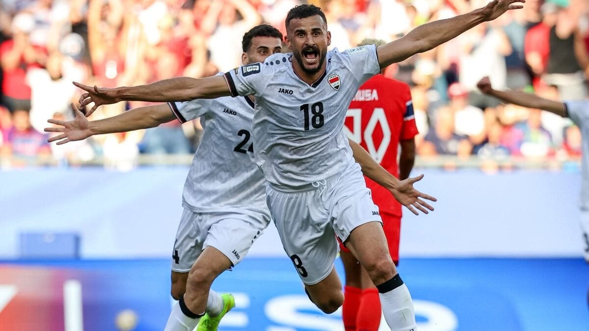 أيمن حسين يحتفل بعد تسجيله الهدف في مرمى النرويج (حساب المنتخب العراقي على إكس)