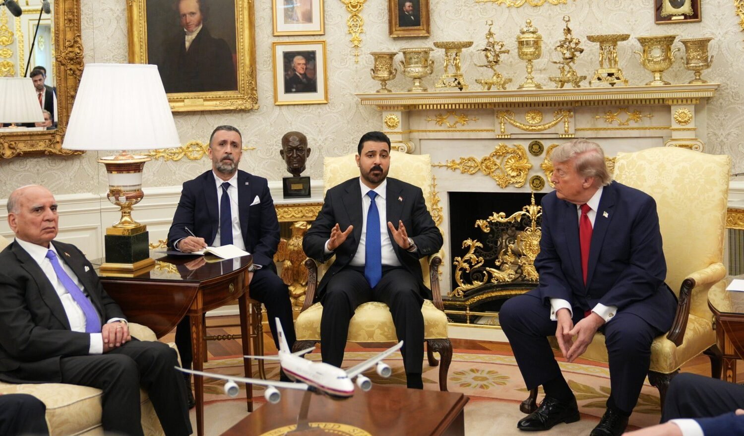 “بيننا كيمياء رائعة”.. ترامب يمتدح الزيدي ويغريه بصفقات نفطية واستثمارات
