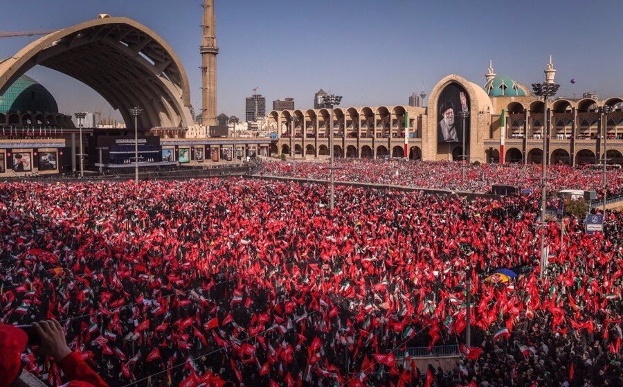 ملايين الإيرانيين يشيّعون خامنئي.. مشهد مهيب ورسائل سياسية للعالم
