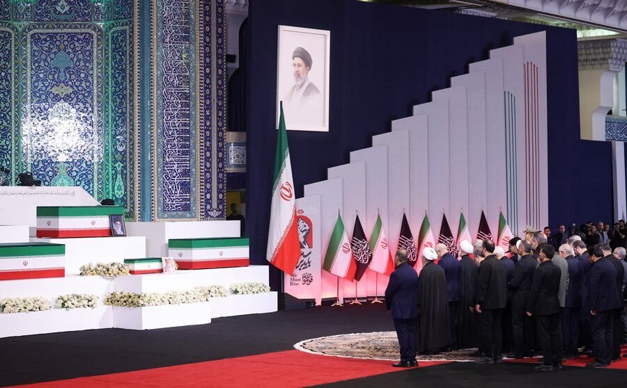 تشييع خامنئي يتحول إلى استعراض قوة.. رسائل تحدٍّ للداخل والخارج