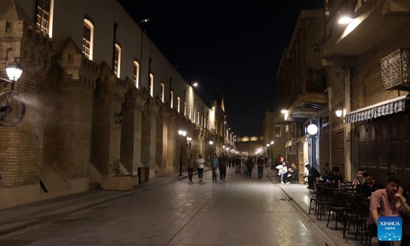 جانب من الحركة الليلية في شارع الرشيد بالعاصمة العراقية بغداد (شينخوا)