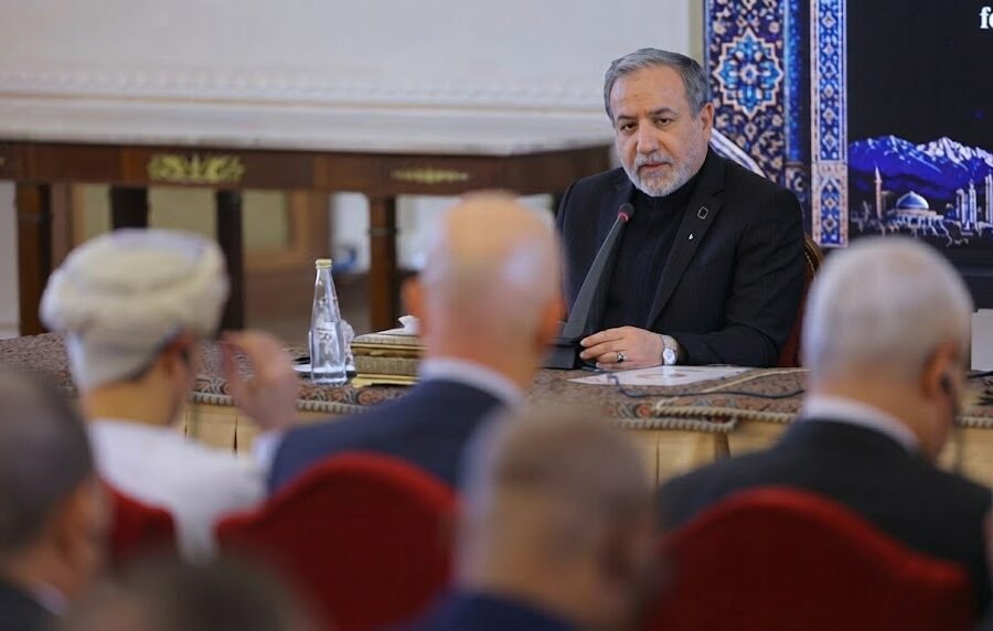 إيران تلوّح برد أقوى وتتمسك بشروطها لفتح هرمز